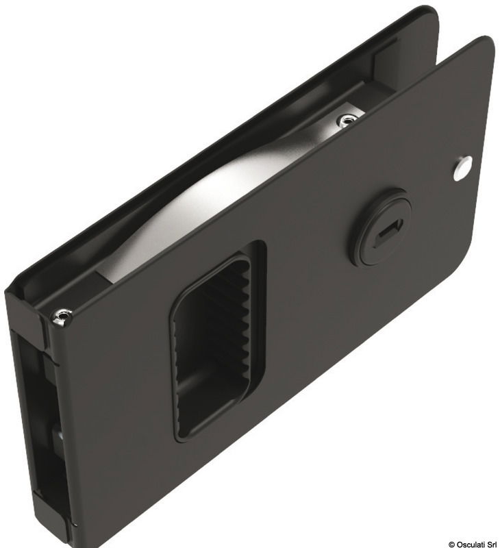 Consente una corsa maggiorata di 100-150 mm rispetto alle tradizionali chiusure per porte scorrevoli.Il blocco di sicurezza consente il bloccaggio della porta dall’interno.Per attivare: ruotare la chiave in senso orario ed estrarla.È fornita con riscontro e due chiavi.