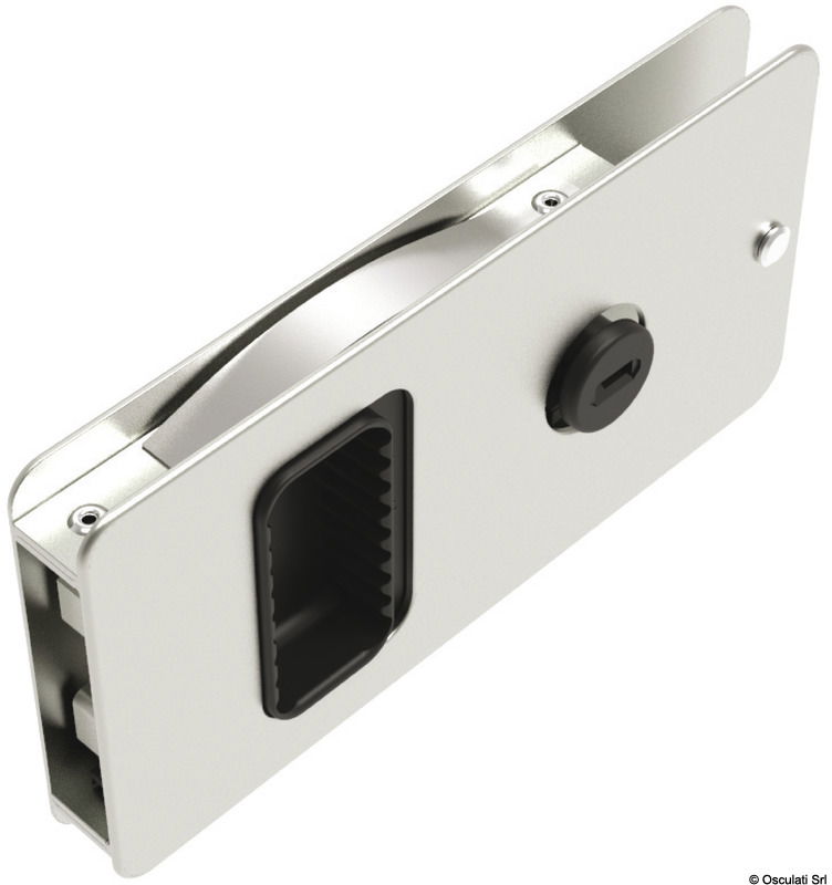 Consente una corsa maggiorata di 100-150 mm rispetto alle tradizionali chiusure per porte scorrevoli.Il blocco di sicurezza consente il bloccaggio della porta dall’interno.Per attivare: ruotare la chiave in senso orario ed estrarla.È fornita con riscontro e due chiavi.