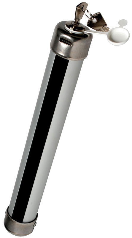 Blocca i galletti per cui: evita che si possano svitare e che il motore cada in acqua; evita il furto del motore, in quanto per poterlo spostare occorre scassinare il Sicur Loch. E’ realizzato tutto in alluminio anodizzato (spessore tubo 4 mm , quindi robustissimo), serratura di bloccaggio in ottone e acciaio inox con doppia chiave. Per il suo robusto aspetto scoraggia qualsiasi ladro. Modello "Compact” con cappucci terminali in acciaio inox e tubo interno in mousse antivibrante.