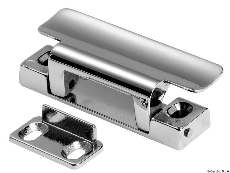 Rimane nascosta sotto la battuta dell'antina.In ottone cromato.