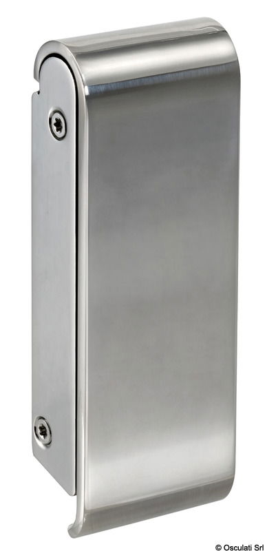 Mantiene il meccanismo di funzionamento racchiuso all'interno del guscio principale, così da presentare un'estetica impeccabile. Presenta un sistema elastico intermedio che permette di avere una tensione di scatto sempre fruibile e piacevole, in grado di compensare anche eventuali variazioni che si possono verificare in corso d'opera. È realizzata interamente in acciaio inox AISI 316 con finitura lucida a specchio per la parte esterna e brillantata per la parte interna.Per il fissaggio della chiusura sono richieste:- 2 viti M4 testa svasata per la basetta,- 2 viti M5 testa bombata per il dente di aggancio.