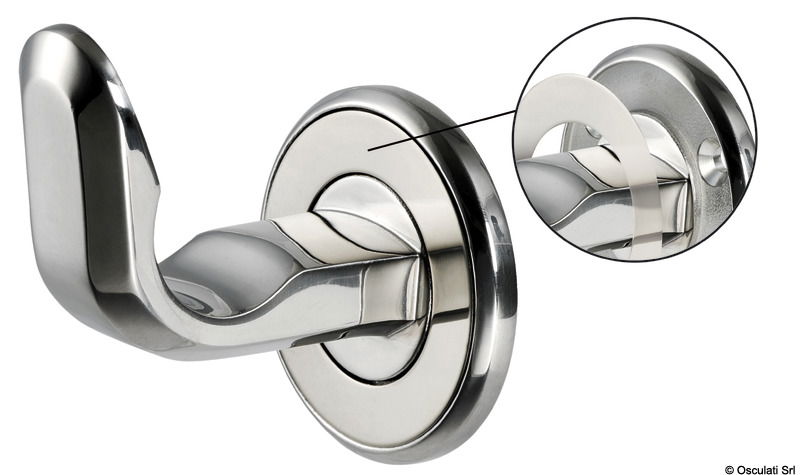 In acciaio inox AISI 316 lucidato a specchio. Le viti vengono mascherate da una ghiera, sempre inox AISI 316 lucido, autoadesiva.