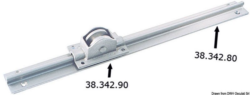 In ottone nichelato, si monta sulla parte bassa della porta. Prezzo per la barra da 2 m.