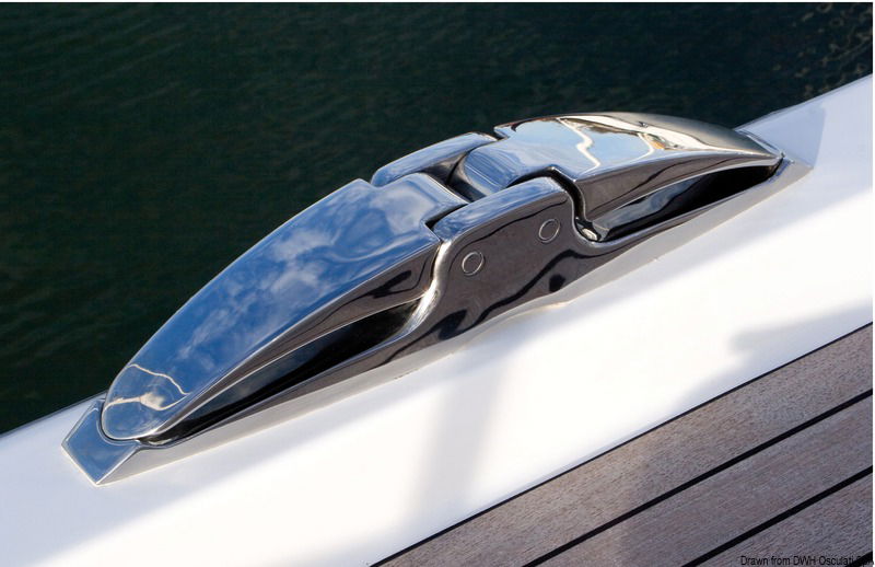 Fabbricate in acciaio inox AISI 316 lucidato a specchio. Il meccanismo di apertura / chiusura è dotato di eccentrico a scatto che evita aperture accidentali.