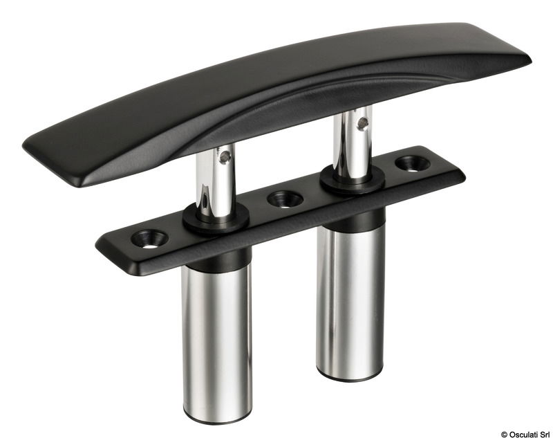 Bitta stagna con montaggio tramite viti da sopra. Ottima scorrevolezza. Presa ergonomica per il sollevamento. O-ring in gomma fluorata che permette una scorrevolezza fluida. Approvate ENAVE in accordo alla ISO 15084:2003.