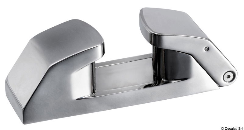 Passacavo in acciaio inox AISI 316 lucidato a specchio con sistema di bloccaggio rapido a leva.A seconda del diametro, della rigidità della cima e dal tiro, il passacavo riesce a tenere la cima grazie al suo sistema autonomo di blocco; in caso di diametri maggiori (da 28 mm oltre) o situazioni avverse sarà sufficiente mantenere la pressione sulla leva laterale per tenere strozzata la cima per il tempo necessario a dare volta sulla Bitta.Sistema semplice e innovativo che rende più rapido e sicuro l’ormeggio; adatto anche a persone meno esperte in aiuto allo skipper.Adatto per cime da 20 a 26 (per blocco autonomo) e da 26/30 per blocco “manuale”.Senza viti a vista, facile da montare in coperta grazie a due viti prigionieri Ø 8 mm ad alta tenuta.