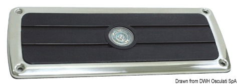 In acciaio inox AISI 316 lucidato a specchio, inserto in plastica morbida nera, con illuminazione tramite LED BIANCO annegato al centro della plastica.