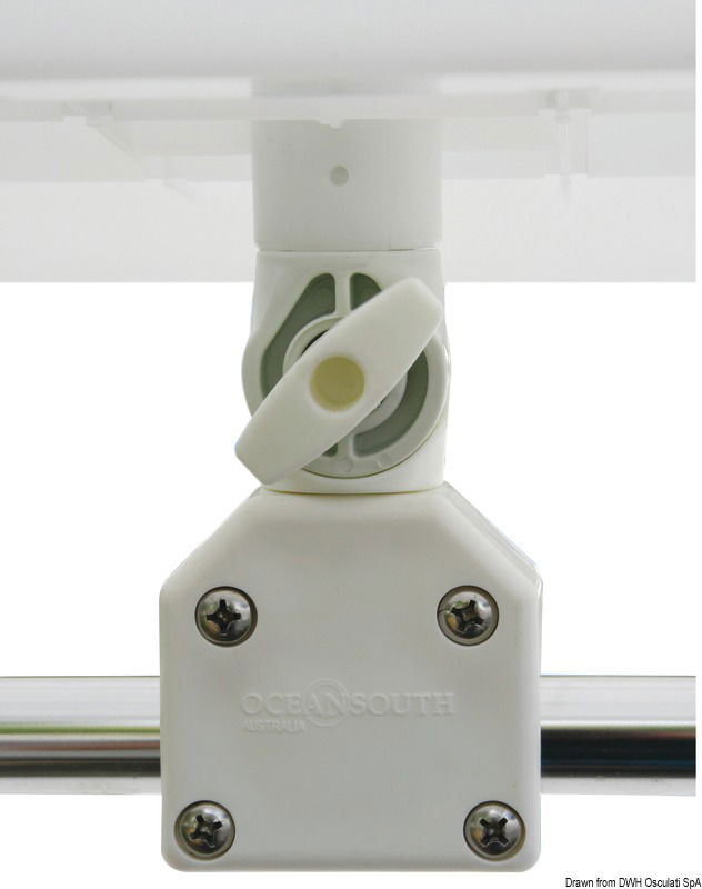 Fabbricato in polietilene con supporto in alluminio regolabile e boccola conica.