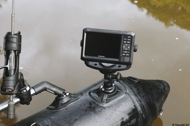 Per incollaggio su ogni superficie da non forare.Adesivo 3M VHB per facile installazione su Hypalon, PVC, vetroresina, etc.RIBport può essere incollato anche con colla bicomponente.