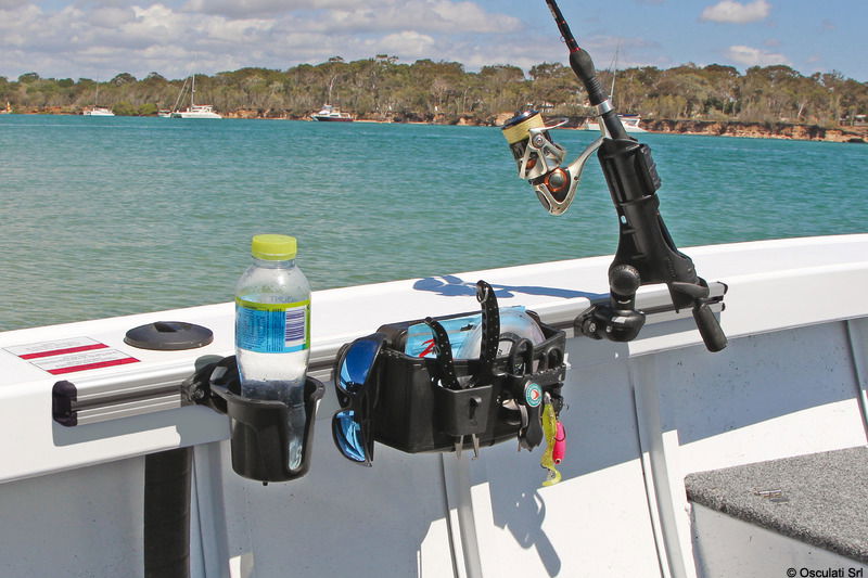 In alluminio anodizzato preforato.