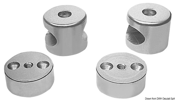 In alluminio anodizzato, divisi in due, onde poter fissare da sopra la parte bassa con viti autofilettanti e sovrapporre poi la parte superiore. Sono utili dove non si possa accedere dall’interno per fissare i prigionieri.