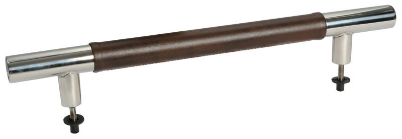 In acciaio inox AISI 316 lucidato a specchio Ø 30 mm e curato rivestimento in ecopelle, fissaggio tramite prigionieri.