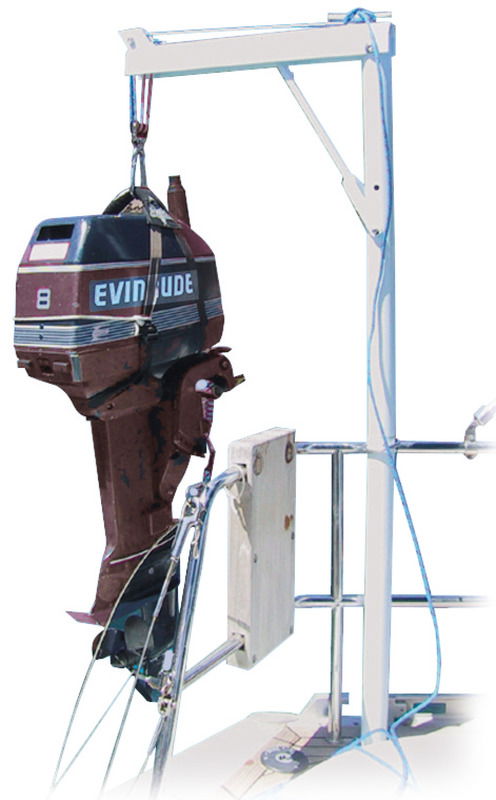 In alluminio, progettata per calare sul tender il motore fuoribordo. Si può togliere e mettere in pochi secondi essendo sfilabile dal supporto. Verniciata bianca con resine epossidiche, completa di paranco con bozzelli inox più moschettone inox, universale per qualsiasi imbarcazione, fornita di sacca.