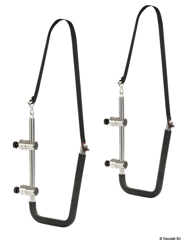 Tramite questo kit si può fissare la tavola o la passerella fuori bordo.Si fissa al corrimano grazie a dei morsetti regolabili a 360°. Il sistema di attacchi rotanti consente a ciascun braccio di essere ruotato quando non in uso o di essere ruotato con un angolo più stretto per adattarsi meglio al SUP o a passerelle più strette.Ogni braccio dispone di una protezioni in PVC schiumato ad alta intensità, che protegge il SUP o la passerella dalle abrasioni e cinghie regolabili e facilmente removibili. Versione Standard: si adatta a tubi di diametro variabile da 22 a 30 mm con accessori per fissaggio in plastica.Versione Delux: si adatta a tubi di diametro variabile da 20 a 28 mm con accessori per fissaggio in acciaio inox AISI 316 e manopole per sgancio rapido.