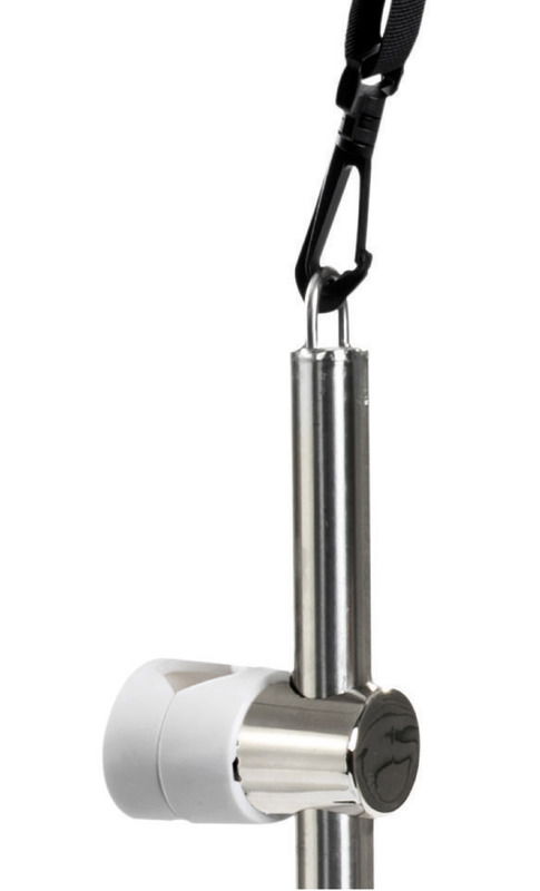 Tramite questo kit si può fissare la tavola o la passerella fuori bordo.Si fissa al corrimano grazie a dei morsetti regolabili a 360°. Il sistema di attacchi rotanti consente a ciascun braccio di essere ruotato quando non in uso o di essere ruotato con un angolo più stretto per adattarsi meglio al SUP o a passerelle più strette.Ogni braccio dispone di una protezioni in PVC schiumato ad alta intensità, che protegge il SUP o la passerella dalle abrasioni e cinghie regolabili e facilmente removibili. Versione Standard: si adatta a tubi di diametro variabile da 22 a 30 mm con accessori per fissaggio in plastica.Versione Delux: si adatta a tubi di diametro variabile da 20 a 28 mm con accessori per fissaggio in acciaio inox AISI 316 e manopole per sgancio rapido.