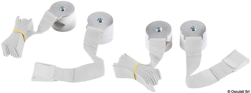 Un prodotto dalle dimensioni compatte ma altamente versatile.Ti permette di riporre il SUP o la passerella assicurandoli ai candelieri della barca.Il sistema viene fissato al tubolare con quattro morsetti che si adattano a un diametro variabile tra 20 e 28 mm, mentre due cinghie in nylon dalla lunghezza di 2 metri permettono un saldo fissaggio degli accessori di bordo.