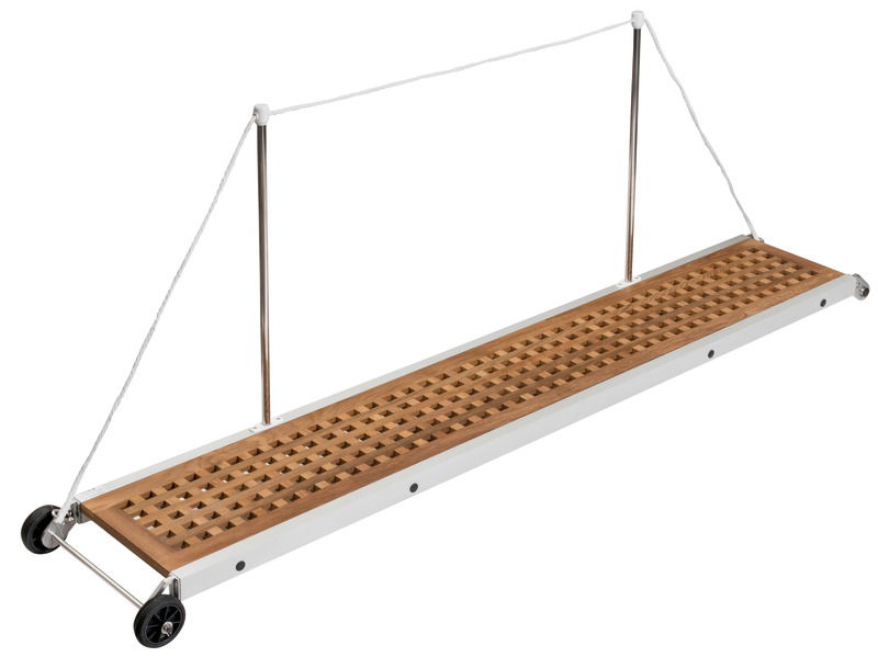 In alluminio anodizzato, completa di carabottino in vero teak originale del Siam. Munita di due candelieri in acciaio inox, rotelle in gomma, perno pivotante in acciaio inox e boccola da incasso.