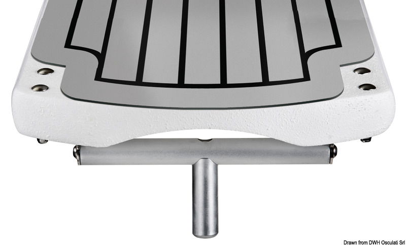 Struttura realizzata in carbonio a più strati e con profili d'alluminio di supporto. Cerniere in alluminio anodizzato.Ruote con carcassa inox, con anelli che permettono il sollevamento della passerella. Provvista di doppio perno pivotante.Si può montare con un solo perno e la passerella può brandeggiare, oppure con due perni che consentono il solo movimento verticale (entrambi i perni sono inclusi).Disponibile in diverse configurazioni di piano di calpestio:superficie anti-scivolo bianca, EVA marrone ed EVA grigio.