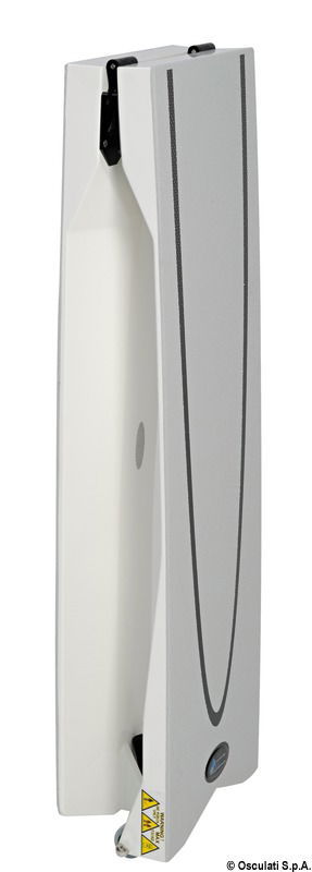 Struttura monoscocca High-Tech realizzata con fibre di carbonio preimpregnate con resine epossidiche. Cerniere in alluminio ad alta resistenza, fresate dal pieno e anodizzate nere a spessore. Perno pivotante in alluminio. Piano di calpestio trattato antiskid.