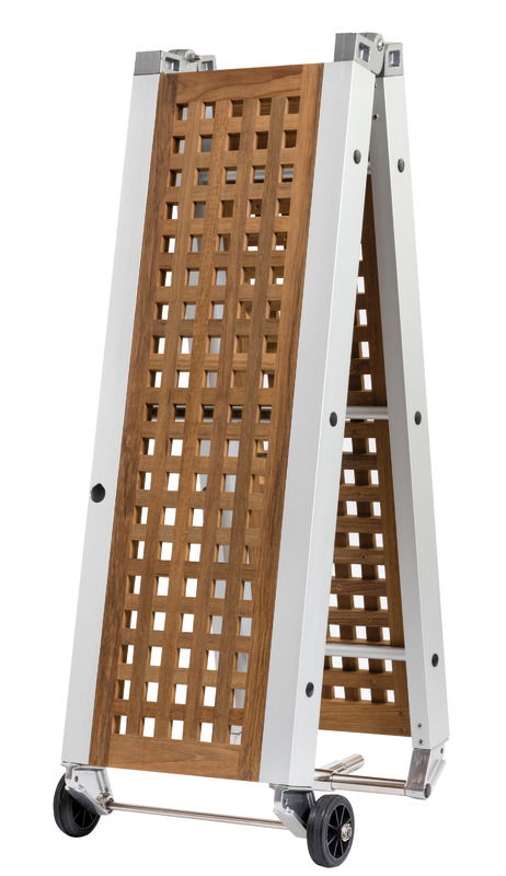 In alluminio anodizzato, pieghevole in due, completa di carabottino in vero teak, originale del Siam. Munite di due candelieri in acciaio inox. Complete di rotelle in gomma, perno pivotante in acciaio inox e boccola da incasso. Bicchiere Ø 25 mm.