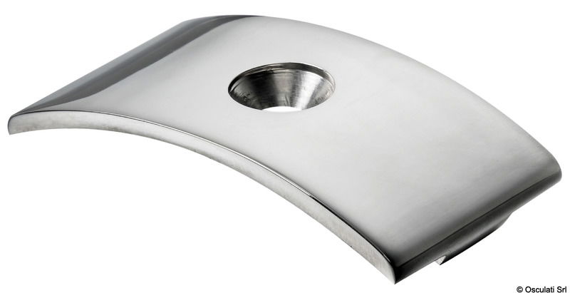 In acciaio inox 316L lucidato a specchio con svasature ad utensile.Provvisto di stopper interno che evita lo slinguamento del profilo e consente la continuità del passo di foratura.