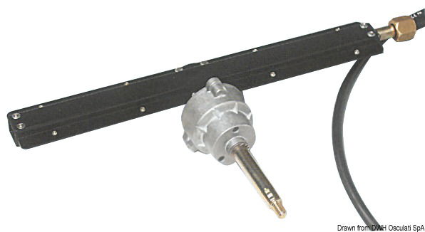 Adatto per fuoribordo fino 9 m ed entrobordo fino 10,5 m. Il sistema é composto da scatola guida con cavo già inserito (TM86), da completarsi con gruppo alberino G86 (45.059.00) e coprimozzo a 90° (45.055.02) o 20° (45.055.03) OPTIONAL.