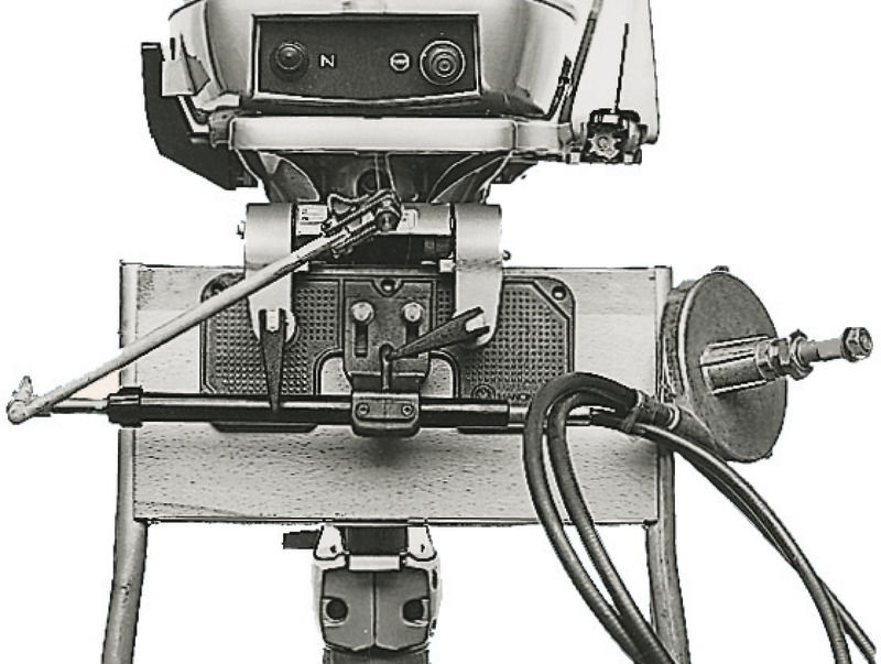 Dispositivo per l’installazione delle timonerie monocavo su gommoni motorizzati con fuoribordo non predisposti per l’inserimento del monocavo nel canotto di sterzo. Tale dispositivo evita di dover fissare allo specchio di poppa del gommone il cavo della timoneria. E’ un modello universale. E’ realizzato in alluminio anodizzato ed é formato da una piastra art. 47.763.92 + un morsetto regolabile + tubo per il fissaggio timoneria + delle piccole boccole in nylon di finitura da avvitare.