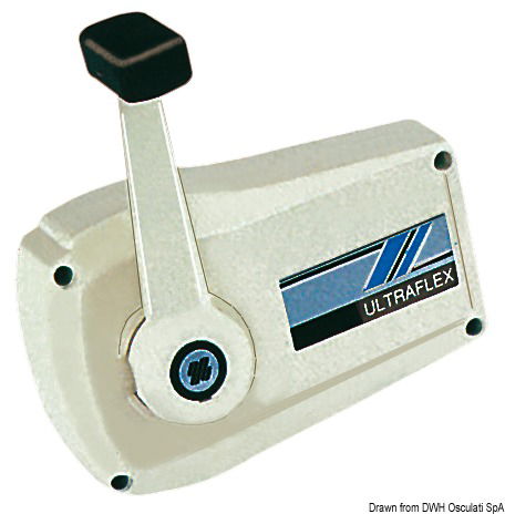 Modello universale, progettato per l’applicazione a parete laterale, destra o sinistra. Viene consigliato per motori fuoribordo o entrobordo provvisti di invertitore idraulico. Date le ridotte dimensioni trova applicazione su qualsiasi tipo di imbarcazione. E’ dotato di un dispositivo di blocca leva in folle. Viene venduto completo di Kit universale, utilizza tutti i cavi eccetto C4 e C22. Con cavi C5 e C16 occorre il kit K35. Con cavi C14/MATCH14 occorre il kit K51.