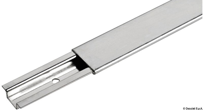 Sistema completamente in acciaio inox AISI316.Composto da una rotaia in due pezzi che nasconde completamente le viti di fissaggio.I vari tipi di supporto sono installati su un carrello in acciaio inox con possibilità di fermo ogni 15 mm.