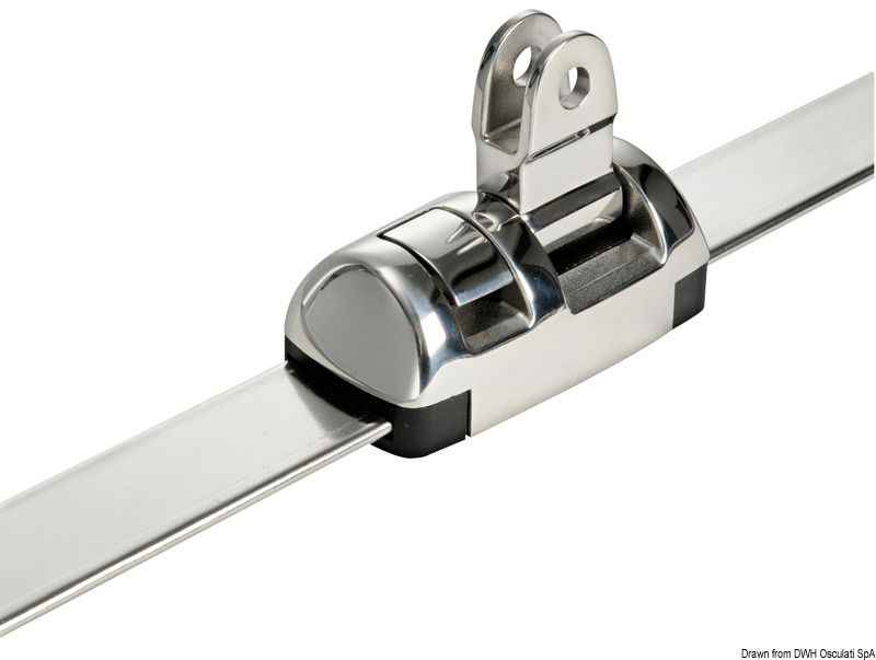 Sistema completamente in acciaio inox AISI316.Composto da una rotaia in due pezzi che nasconde completamente le viti di fissaggio.I vari tipi di supporto sono installati su un carrello in acciaio inox con possibilità di fermo ogni 15 mm.