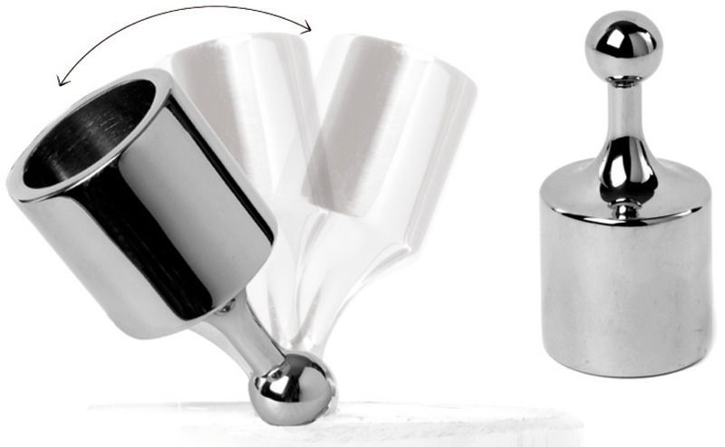 Sede di rotazione in nylon. Le due parti si separano velocemente sfilando l'apposita spina di sicurezza. Costruzione in acciaio inox AISI 316 lucidato a specchio.