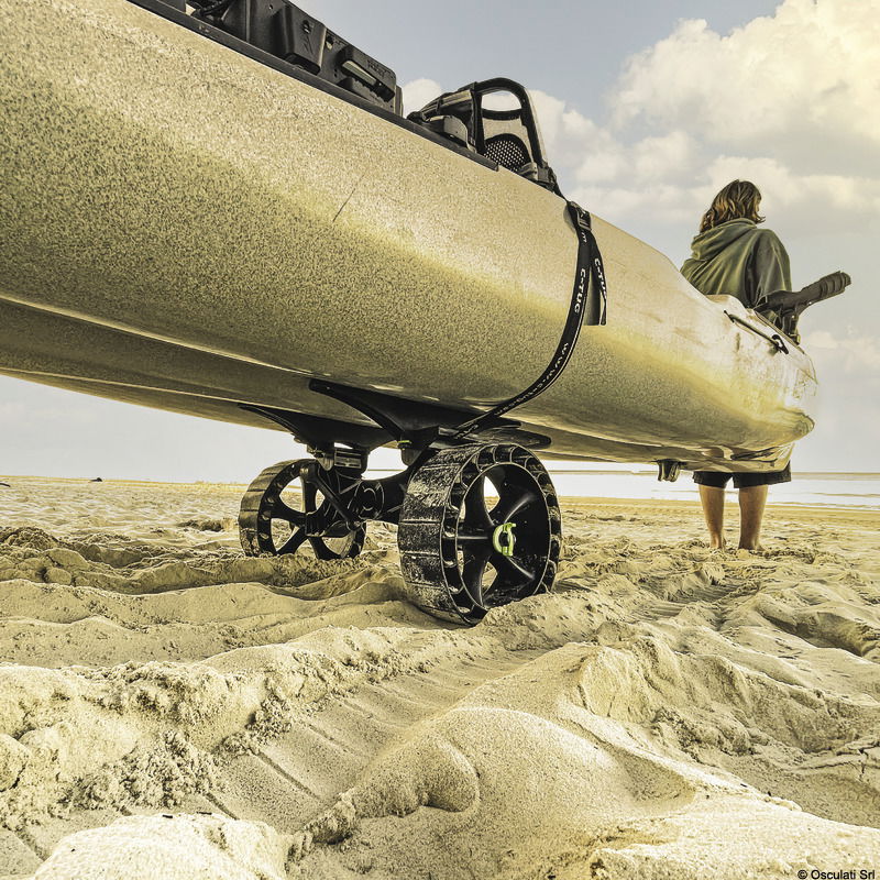 C-Tug R è l’evoluzione del carrello market leader C-Tug.Grazie ai binari di appoggio regolabli si adatta a tutti gli scafi garantendo il massimo equilibrio durante il traino. • Si smonta in pochi secondi.• Si stiva all'interno dei portelli.• Binari di appoggio da 20” (500 mm) con cuscinetti in gomma antiscivolo.• Realizzato in robusto polimero rinforzato.• Assi rinforzati in acciaio inox.• Ruote Kiwi antiforatura o SandTraKz per superfici sabbiose o lisce (garantiscono un’elevata scorrevolezza e facilità di trasporto).• Cinghia 2,8 m con fibbia in alluminio.• Cavalletto regolabile.• 5 anni di garanzia.