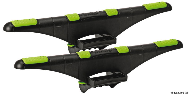 C-TUG è un carrello robusto ed adatto a tutti i terreni. Design leader di mercato.Non richiede attrezzi e si monta e smonta in pochi secondi. Dimensionato per essere riposto nei portelli kayak.• Si smonta in pochi secondi.• Si adatta all'interno dei portelli.• Imbottiture scafo in gomma.• Montaggio senza attrezzi.• Ruote Kiwi antiforatura con battistrada in gomma.• Cinghia 2,8 m con fibbia in alluminio.• Cavalletto regolabile.• 5 anni di garanzia.