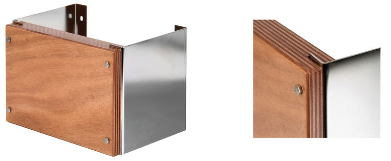 Guance in acciaio inox lucidato, tavola in faggio verniciato.