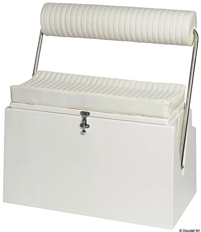 Fabbricato in vetroresina bianca e provvisto di seduta apribile uso gavone e di schienale ribaltabile onde poter usare il sedile fronte marcia oppure verso poppa. La ferramenta è tutta in acciaio inox. La cuscinatura in similpelle bianca.