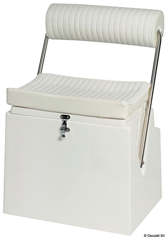 Fabbricato in vetroresina bianca e provvisto di seduta apribile uso gavone e di schienale ribaltabile onde poter usare il sedile fronte marcia oppure verso poppa. La ferramenta è tutta in acciaio inox. La cuscinatura in similpelle bianca.