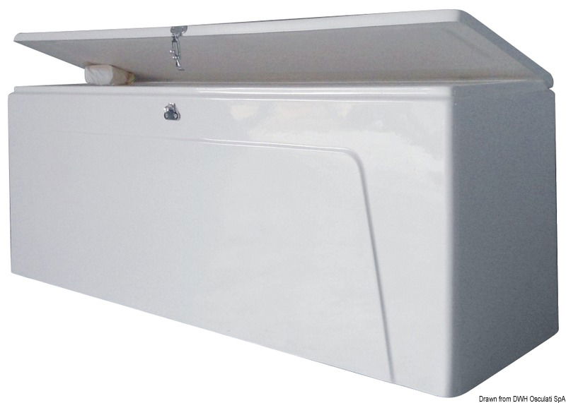Fabbricato in VTR bianco con cerniere in acciaio inox e chiusura a leva in ottone cromato. Indicato anche come ripostiglio da installare in banchina, fronte posto barca.