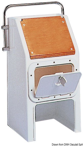 In vetroresina bianca, con inserti in compensato di mogano lamato. Accetta timonerie rotative di tutti i tipi. Fornita completa di corrimano in acciaio inox.