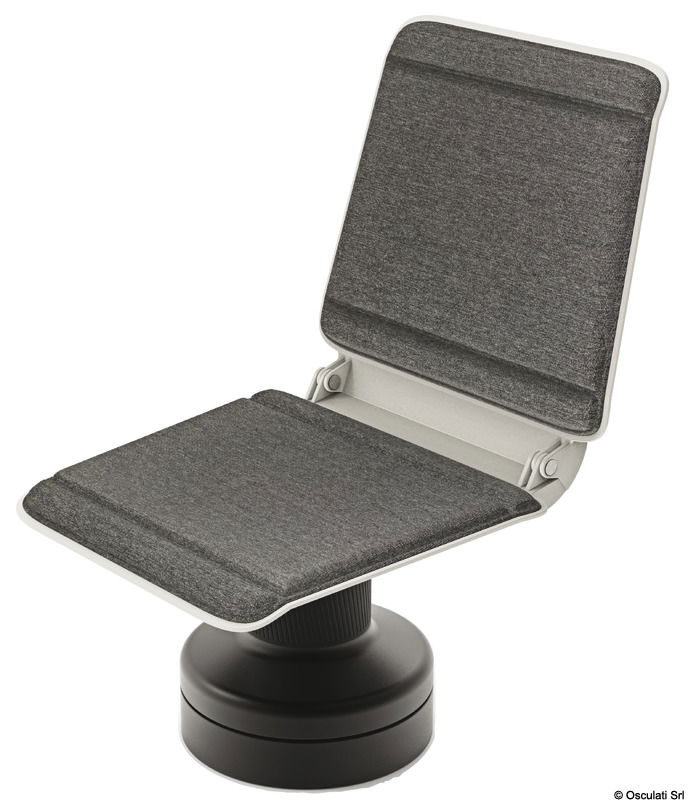 Innovativo sedile che trasforma senza sforzo qualsiasi verricello inattivo in un luogo privilegiato per il relax.Permette di ricavare un posto a sedere ampio durante la navigazione tranquilla o in banchina.Realizzato in resistente plastica rinforzata con fibra di vetro; il comfort è garantito dall'imbottitura in schiuma EVA a cellule chiuse e dal rivestimento in tessuto Agora® che offre una resistenza superiore all'acqua, alle macchie, alla muffa, allo sbiadimento e ai raggi UV.Ogni seduta viene fornita in un comodo sacchetto in cotone biologicoPeso massimo 110 kg.