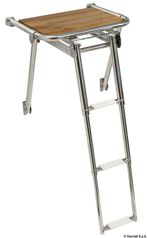 In acciaio inox AISI 316 lucidato a specchio. Piano di calpestio in Iroko. Completa di tubi di sostegno inferiore.