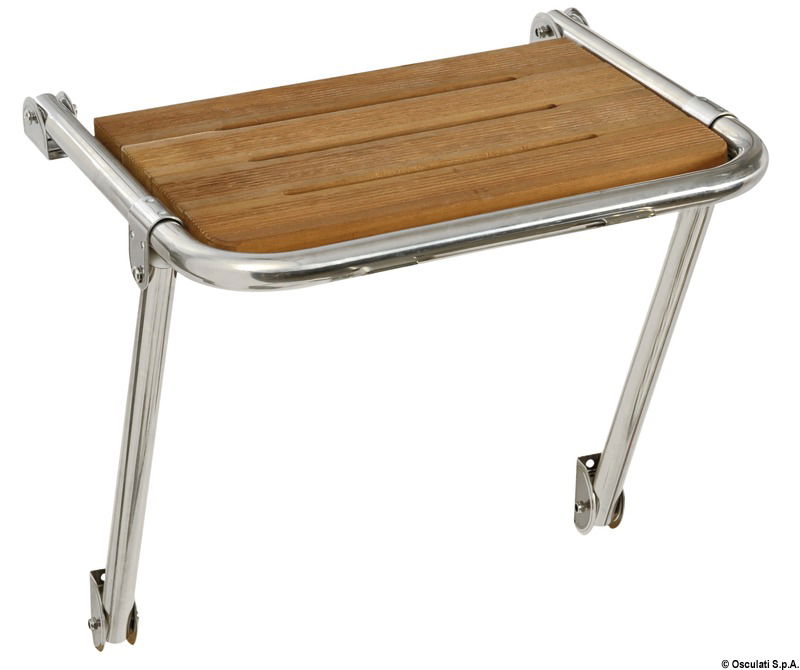 In acciaio inox AISI 316 lucidato a specchio. Piano di calpestio in Iroko. Completa di tubi di sostegno inferiore.