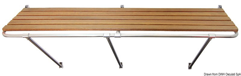 In tubo inox AISI 316 Ø 25 mm lucidato, con giunti di fissaggio snodati. Piano di calpestio in Iroko.