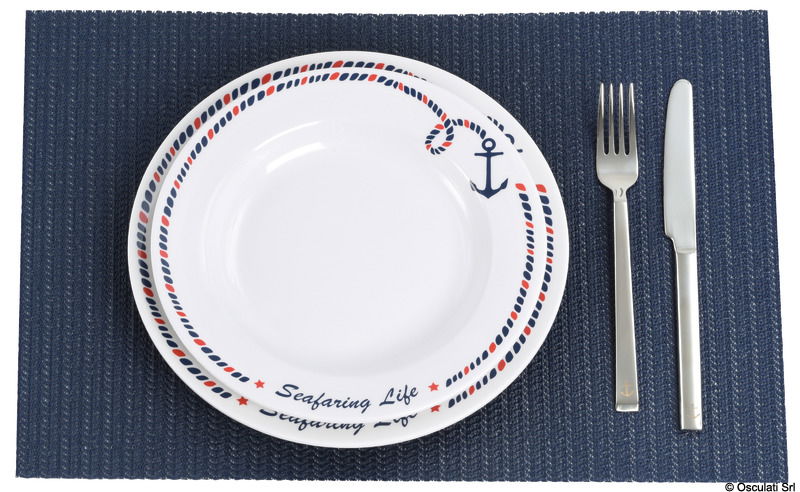 Evita la caduta di piatti o posate col rollio o beccheggio. Il materiale ha un piacevole aspetto di “tessutone in cotone” e dona una nota calda alla tavola.