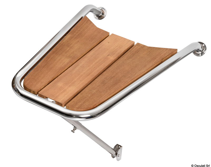 In acciaio inox AISI 316 lucidato a specchio con grigliato in vero teak. Puntone di sostegno regolabile.