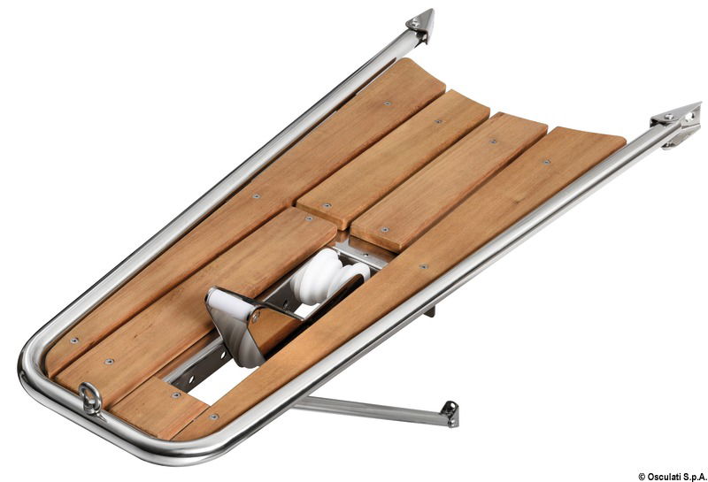 Versione heavy duty con alloggiamento per musone regolabile per ancore fino a 20 kg (accolti tutti i tipi più comuni) e attacco regolabile per gennaker/Code-0.Predisposta per inserire nella parte inferiore una scaletta telescopica.Costruzione in acciaio inox AISI 316 lucidato + grigliato in teak.