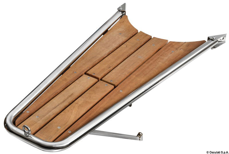 Versione heavy duty con alloggiamento per musone regolabile per ancore fino a 20 kg (accolti tutti i tipi più comuni) e attacco regolabile per gennaker/Code-0.Predisposta per inserire nella parte inferiore una scaletta telescopica.Costruzione in acciaio inox AISI 316 lucidato + grigliato in teak.