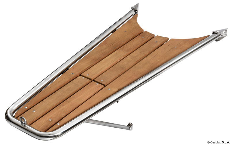 Versione heavy duty con alloggiamento per musone regolabile per ancore fino a 20 kg (accolti tutti i tipi più comuni) e attacco regolabile per gennaker/Code-0.Predisposta per inserire nella parte inferiore una scaletta telescopica.Costruzione in acciaio inox AISI 316 lucidato + grigliato in teak.