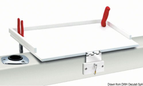 Utile per tagliare il pesce o la carne. Il materiale con cui è fabbricato é inodore, infrangibile, resistente UV e non assorbe l’odore dei cibi su di esso lavorati. E' fornito completo di cerniere in acciaio inox sfilabili a baionetta, per poterlo installare o togliere in pochi istanti dal trincarino. Completo di porta utensili.