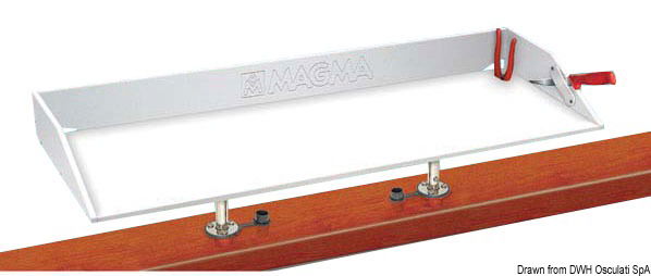 Utile per tagliare il pesce o la carne. Tipo "Heavy Duty", completo di scarichi di drenaggio e di portautensili. Fabbricato in materiale inodore, infrangibile, resistente UV e che non assorbe l’odore dei cibi su di esso lavorati.