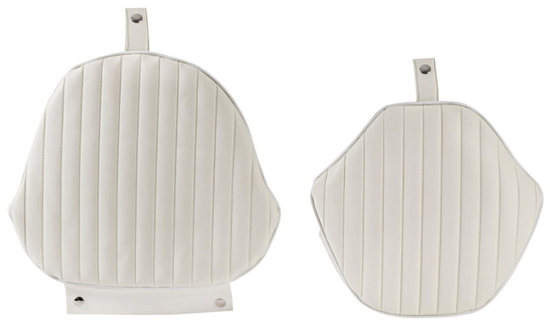 In polietilene bianco. Viene fornita completa di cuscini “Super” ben imbottiti. Adattabile ai supporti presenti nel nostro catalogo. Complete di 8 inserti filettati in ottone per fissaggio colonne e slitte.